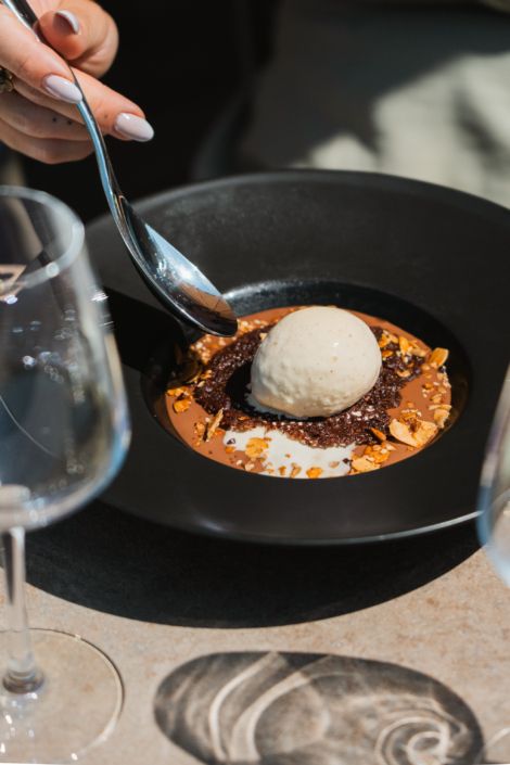 Marquise au chocolat en siphon, coeur crémeux aux fruits rouge, et granola aux fèves de cacao Marquise au chocolat en siphon, coeur crémeux aux fruits rouge, et granola aux fèves de cacao