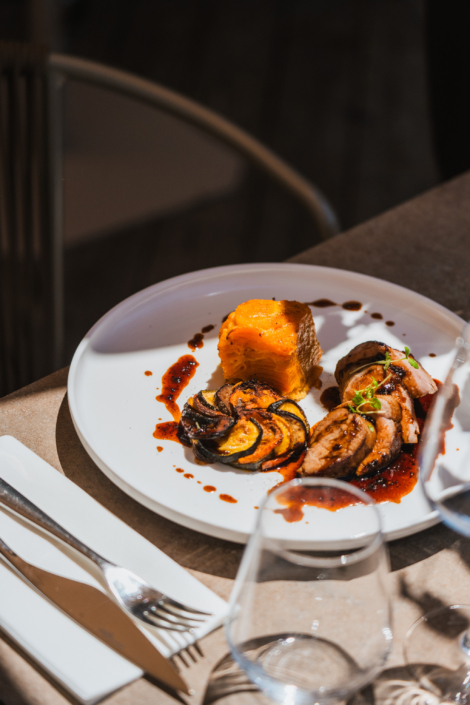 Filet mignon de porc rôti, bayaldi de légumes d’été, gratin dauphinois à la patate douce et jus réduit à la Mondeuse Filet mignon de porc rôti, bayaldi de légumes d’été, gratin dauphinois à la patate douce et jus réduit à la Mondeuse