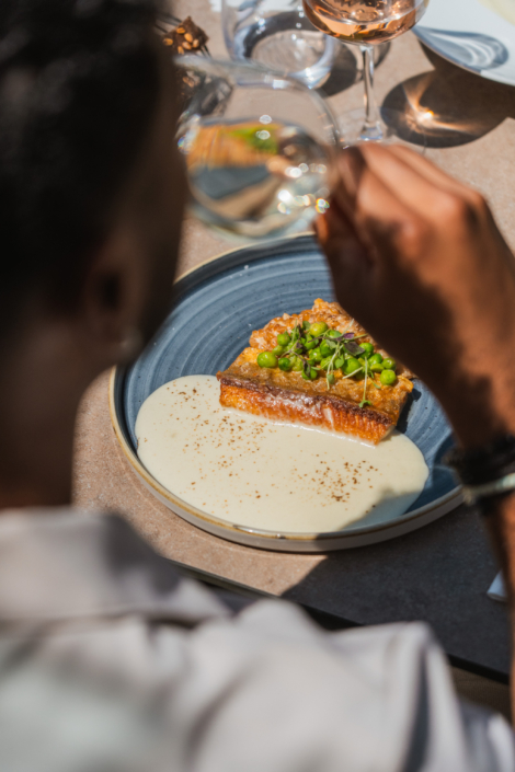 Filet d’ omble chevalier rôti, épeautre crémeux, petits pois et émulsion légère à l’Abondance Filet d’ omble chevalier rôti, épeautre crémeux, petits pois et émulsion légère à l’Abondance